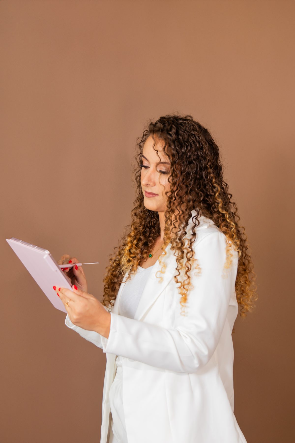 Yasmin Oliveira atendendo em consultório